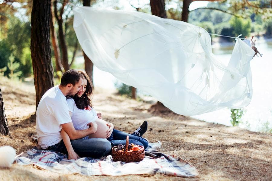 pregnant-woman-with-her-husband-at-a-picnic